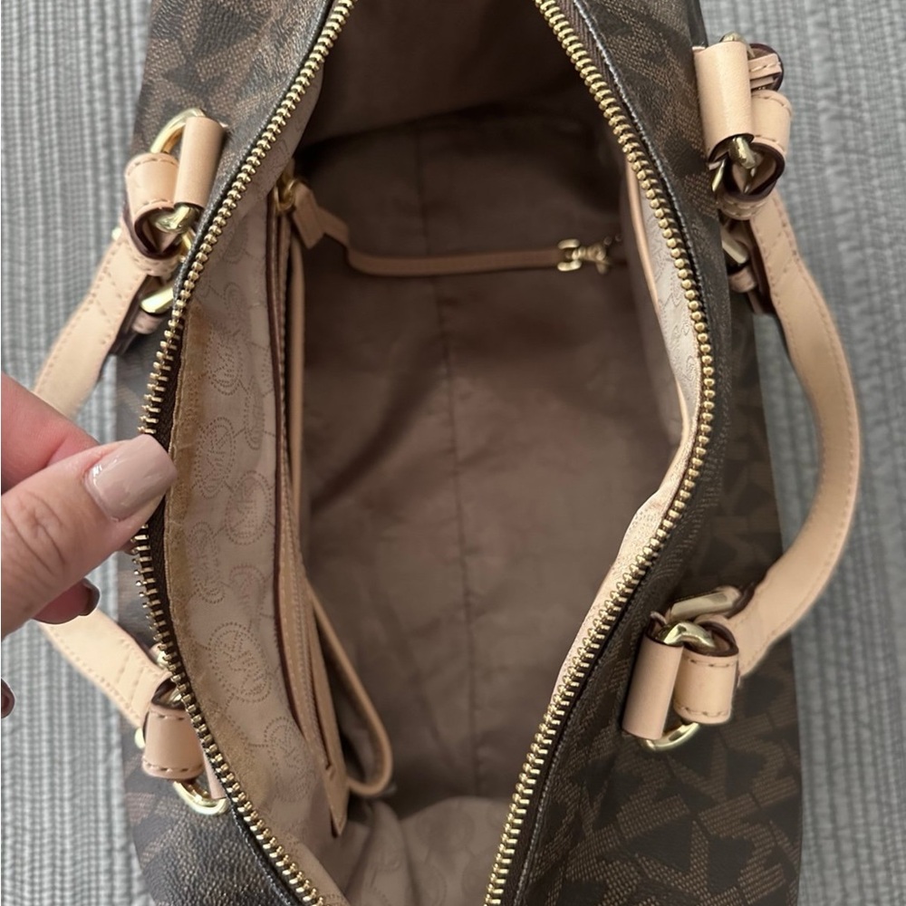 💛 Michael Kors Signature “Grayson” Shoulder Bag - Picture 8 of 9